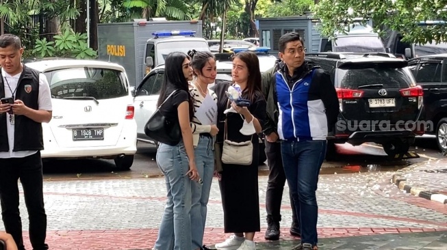 Suasana giat rekonstruksi kematian putra Tamara Tyasmara, Dante, yang menghadirkan tersangka Yudha Arfandi di Polda Metro Jaya, Jakarta, Rabu (28/2/2024)[Suara.com/Adiyoga Priyambodo]