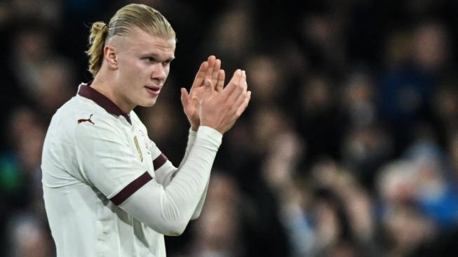 Striker Manchester City, Erling Haaland memberikan aplaus pada suporter usai laga Piala FA kontra Luton Town di London, Rabu (29/2/2024) dini hari WIB. [JUSTIN TALLIS / AFP]