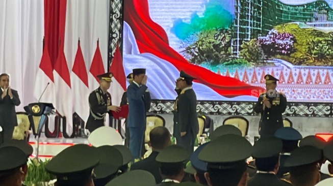 Sah Berpangkat Jenderal TNI, Prabowo Langsung Hormat Ke Jokowi