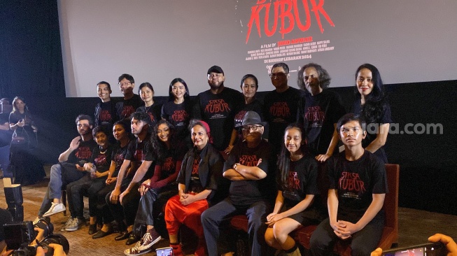 Para pemeran dan film maker film "Siksa Kubur" di acara konferensi pers rilis poster di kawasan Kuningan, Jakarta Selatan, Rabu (28/2/2024). [Suara.com/Tiara Rosana]