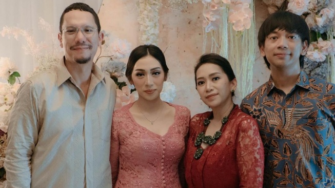 Angga Puradiredja dan Dewi Andarini bersama Rian D'Masiv dan istri. [Instagram]