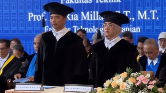 So Sweet! Ini Kisah Pasangan Suami Istri Kuliah, Lulus Hingga Dikukuhkan Jadi Guru Besar UGM Bersama