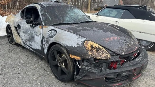 Porsche Cayman terbakar tapi masih bisa jalan. (FB Marketplace via The Drive)