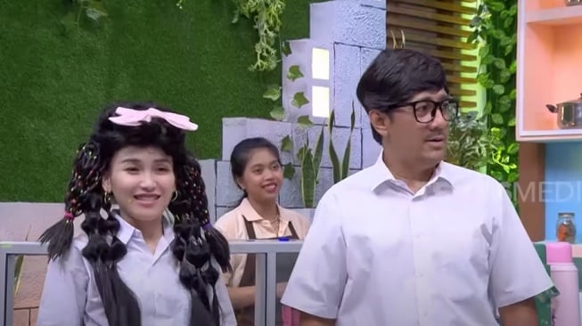 Ayu Ting Ting saat bercanda takut batal dinikahi Muhammad Fardhana. (YouTube/ TRANS7 OFFICIAL)