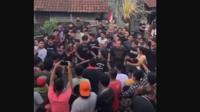 Uniknya Adu Kekuatan Pria dalam Perayaan Hari Raya Galungan di Desa Bungaya Bebandem Karangasem