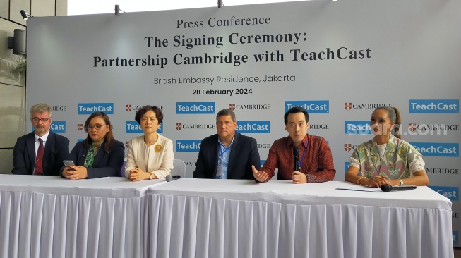 Press conference kerja mirip Cambridge University Press dengan TeachCast, inisiatif edukasi dari PT Indomobil Edukasi Utama [Suara.com/CNR ukirsari].