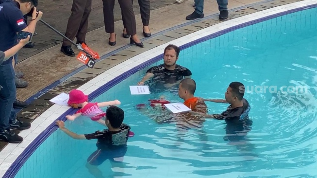 Rekonstruksi peristiwa tenggelamnya putra Tamara Tyasmara, Dante, di Tirtamas Water Park, Pondok Kelapa, Jakarta, Rabu (28/2/2024). [Pahami.id/Adiyoga Priyambodo]