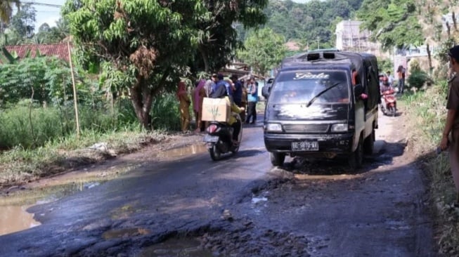 Ruas jalan RE Martadinata-Padang Cermin Jadi Prioritas Perbaikan