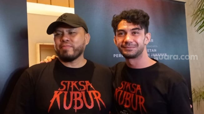 Sutradara Joko Anwar dan Reza Rahadian di konferensi pers film "Siksa Kubur" di kawasan Kuningan, Jakarta Selatan, Rabu (28/2/2024). [Suara.com/Tiara Rosana]