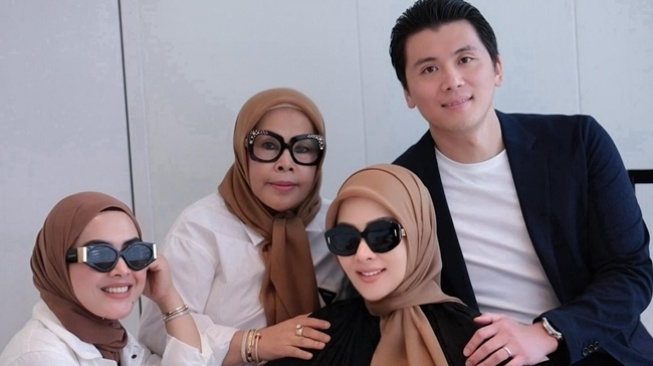 Ibu Syahrini Dapat Kiriman Bunga dari Besan, Nama Pengirimnya Dianggap Janggal