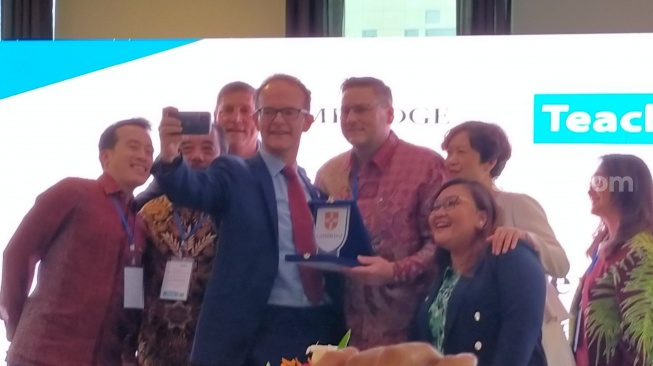 His Majesty’s Ambassador to Indonesia, Yang Mulia Dominic Jermey CVO, OBE mengadakan wefie setelah penandatanganan kerja sama bidang edukasi berbahasa Inggris [Suara.com/CNR ukirsari].