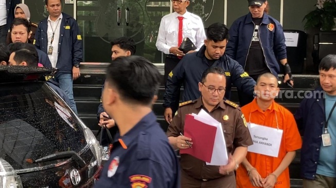 Suasana giat rekonstruksi kematian putra Tamara Tyasmara, Dante, yang menghadirkan tersangka Yudha Arfandi di Polda Metro Jaya, Jakarta, Rabu (28/2/2024)[Suara.com/Adiyoga Priyambodo]