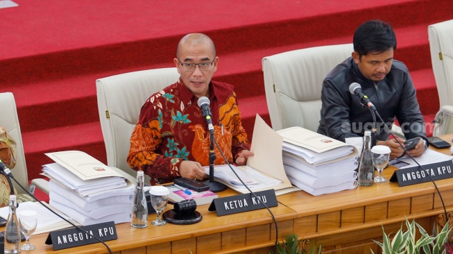 Ketua Komisi Pemilihan Umum (KPU) Hasyim Asy'ari (tengah) saat memimpin rapat pleno rekapitulasi penghitungan suara Pemilu 2024 tingkat nasional di Kantor KPU, Jakarta, Rabu (28/2/2024). [Suara.com/Alfian Winanto]