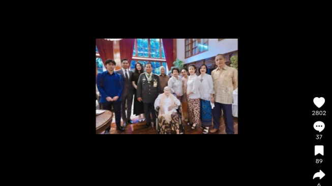 Foto keluarga Prabowo Subianto di syukuran gelar kehormatan, Titiek Soeharto tampak menyempil. (TikTok/@moonanara2)