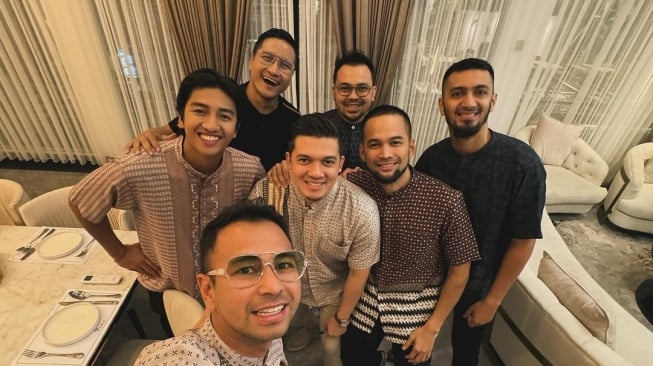 Raffi Ahmad dan Arie Untung di acara fashion show Zaskia Sungkar (Instagram/@raffinagita1717)