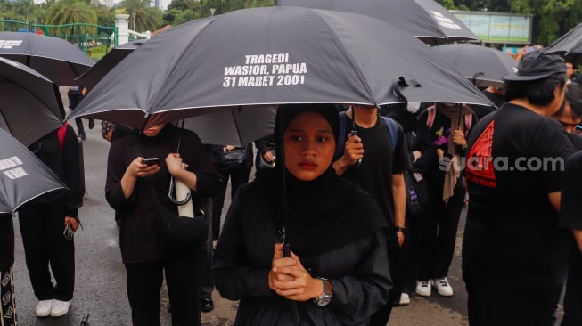 Sejumlah aktivis, akademisi, mahasiswa, dan elemen masyarakat sipil mengikuti Aksi Kamisan ke-807 di seberang Istana Merdeka, Jakarta, Kamis (29/2/2024). [Suara.com/Alfian Winanto]