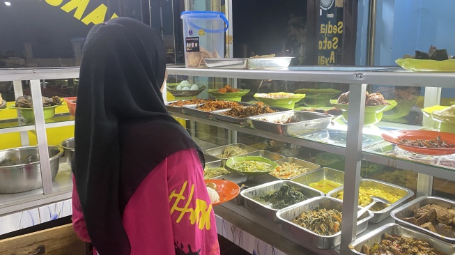 Putar Otak Penjaja Warung Nasi Ibu Kota, Kurangi Porsi Siasati Mahalnya Harga Beras