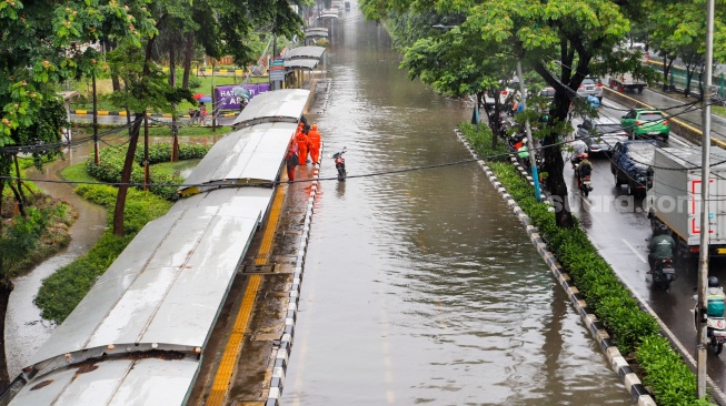 Banjir menggenangi kawasan sekitar Cempaka Putih, Jakarta, Kamis (29/2/2024). [Suara.com/Alfian Winanto]