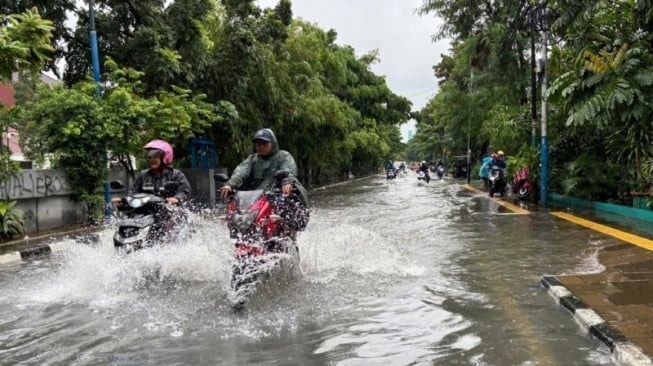 Kejebak Banjir di Cempaka Putih Jakpus, Pemotor Ngotot Terobos tapi Ending-nya Motor Mogok!