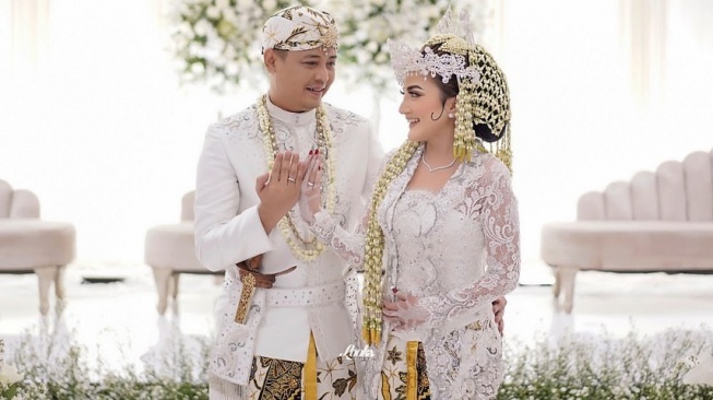 Potret pernikahan Kiki Amalia dan Agung Nugraha. [Instagram]