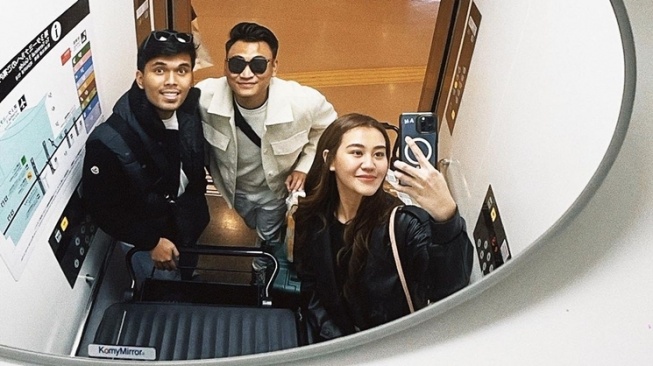 Potret Liburan Thariq Halilintar dan Aaliyah Massaid di Jepang (Instagram/@thariqhalilintar)