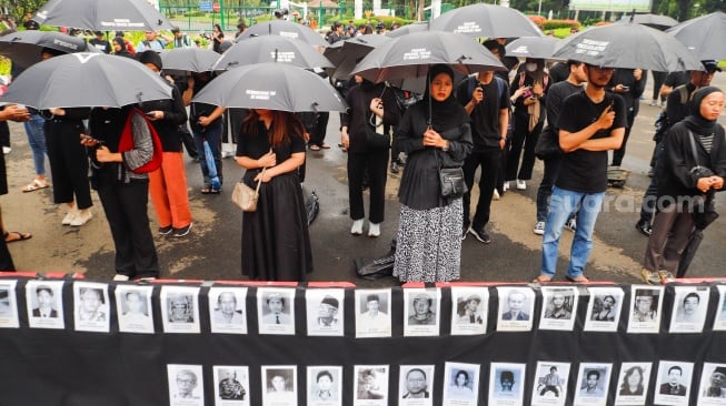 Sejumlah aktivis, akademisi, mahasiswa, dan elemen masyarakat sipil mengikuti Aksi Kamisan ke-807 di seberang Istana Merdeka, Jakarta, Kamis (29/2/2024). [Suara.com/Alfian Winanto]