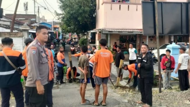 Duh! Sepeda Motor Nekat Melintas, Seorang Bocah Tewas Ditabrak Kereta Api di Semarang