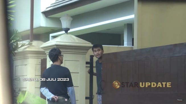 Potret rumah Sabda Ahessa di kawasan Pejaten Barat, Pasar Minggu, Jakarta Selatan (YouTube/STARPRO Indonesia)