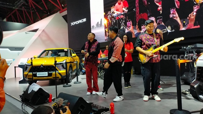 RAN, a legendary Indonesia's hip hop band sending special excitement for the audience at Mitsubishi booth in the closing day of IIMS 2024 alongside the Energetic Yellow Mitsubishi XForce [Suara.com/CNR ukirsari].