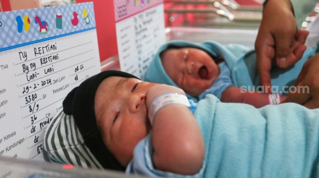 Kondisi kedua bayi yang baru lahir di RSUD Kramat Jati, Jakarta, Kamis (29/2/2024). [Suara.com/Alfian Winanto]