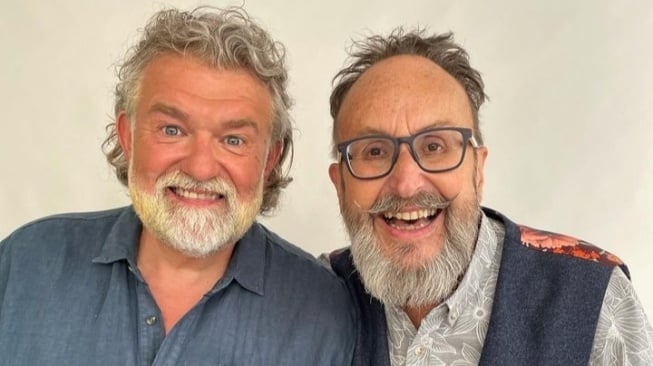 Si King (kiri) dan Dave Myers, duo bikers dan pencinta kuliner khas dalam persahabatan bikers brotherhood yang diabadikan lewat program televisi Inggris The Hairy Bikers [picture courtesy of The Hairy Bikers]