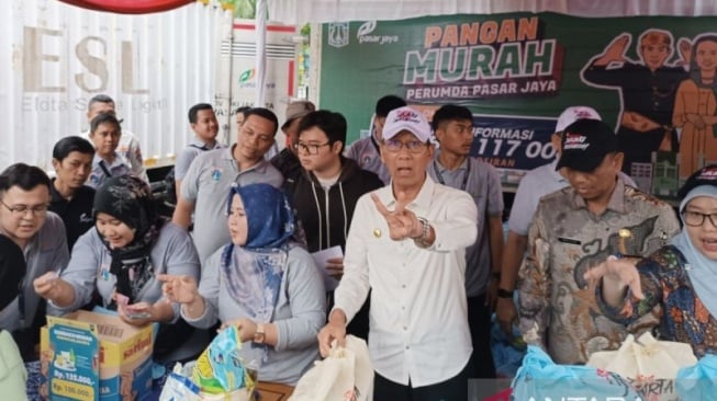 Turun Tangan! Heru Budi Layani Warga di Bazar Sembako Murah Kebayoran Lama, Warga Senang