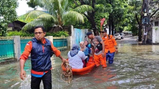 Petugas Badan Penanggulangan Bencana Daerah (BPBD) DKI Jakarta mengantar warga menggunakan perahu karet di Kelurahan Joglo, Kembangan, Jakarta Barat, Rabu (14/2/2024). (ist/ antara)