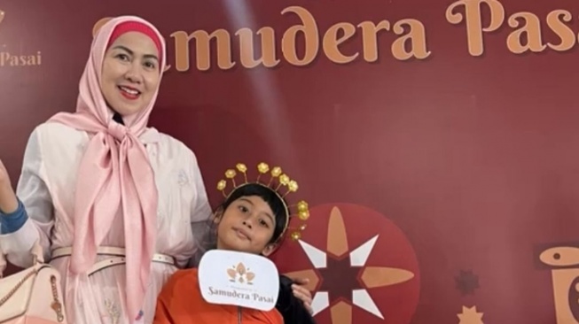 Artis Perempuan Angkat Anak (Instagram/@vennamelindareal)