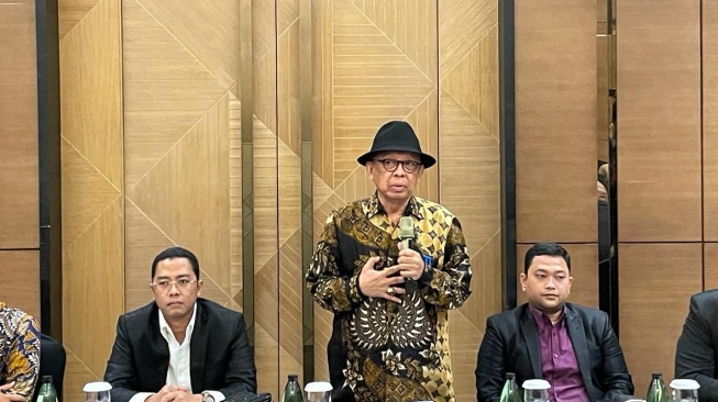 Rektor Universitas Pancasila nonaktif Edie Toet Hendratno memberikan klarifikasi atas kasus dugaan pelecahan seksual yang dituduhkan terhadapnya di Jakarta, Kamis (29/2/2024). [Suara.com/Yaumal]
