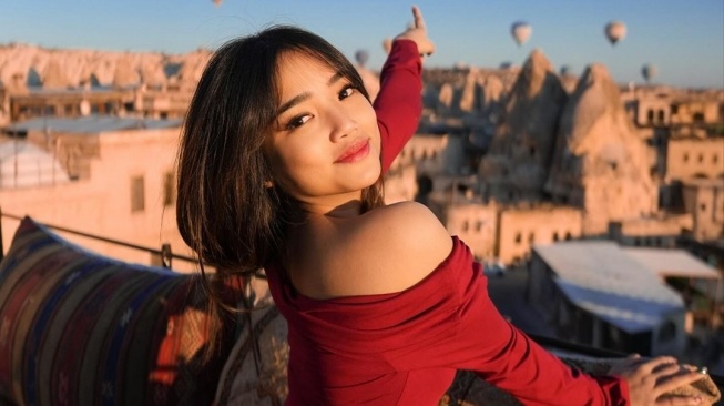 Fuji Tampil Menyala dengan Gaun Merah di Cappadocia Turki (Instagram)