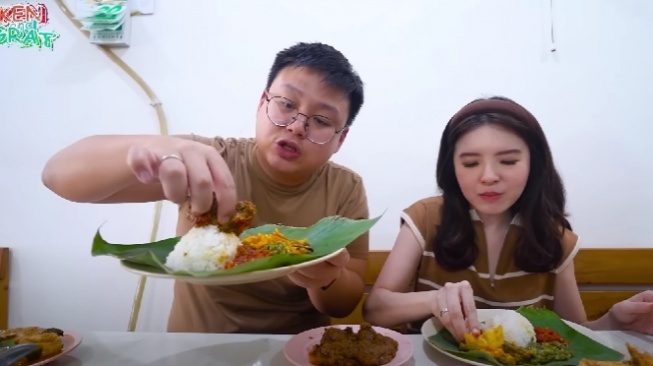 Rumah Makan Padang Raffi Ahmad Diulas Food Vlogger, Ekspresinya Nggak Bisa Bohong