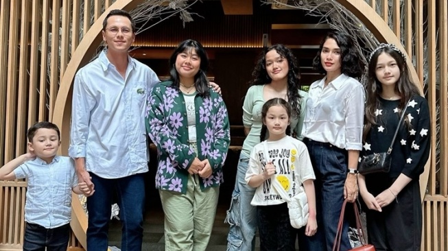 Artis Perempuan Angkat Anak (Instagram/@ussypratama)