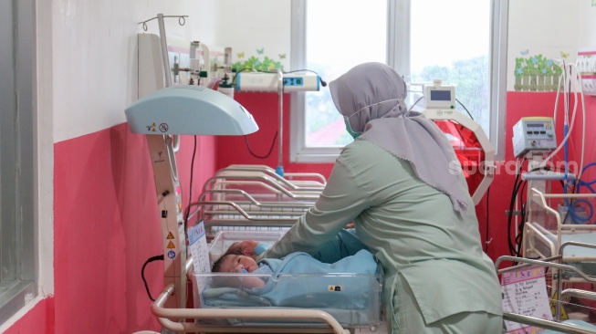 Petugas kesehatan merawat bayi yang baru lahir di RSUD Kramat Jati, Jakarta, Kamis (29/2/2024). [Suara.com/Alfian Winanto]