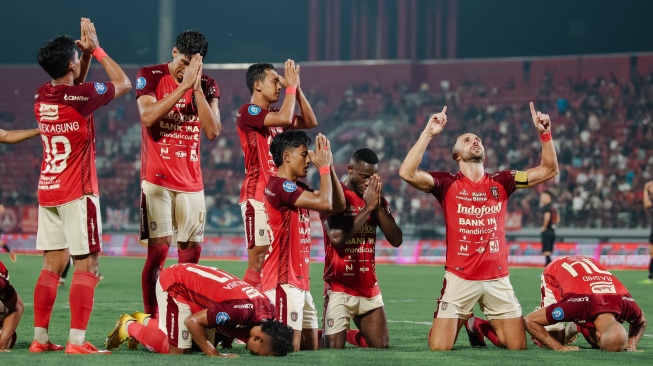 Selebrasi lintas agama pemain-pemain Bali United setelah sukses bobol gawang Persis Solo di Stadion Kapten I Wayan Dipta, Gianya, Bali, Kamis (29/2/2024). (Dok. Bali United).