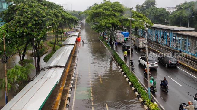 Banjir menggenangi kawasan sekitar Cempaka Putih, Jakarta, Kamis (29/2/2024). [Suara.com/Alfian Winanto]