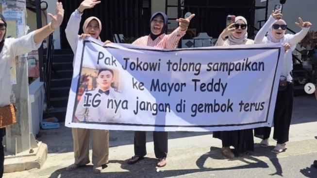 Momen ibu-ibu demo di depan presiden jokowi soal Instagram Mayor Teddy. [Instagram/@syrfxvii]