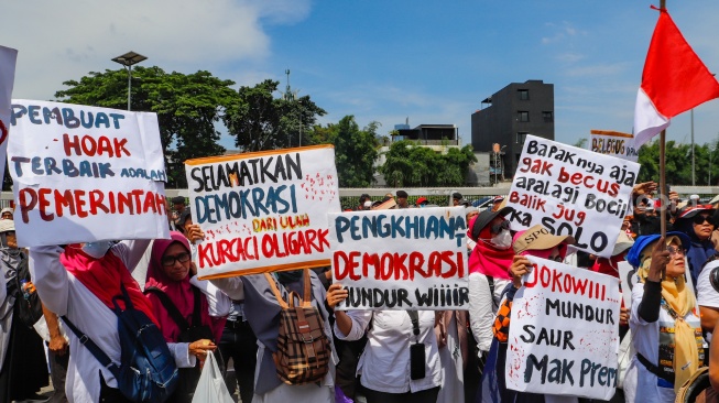 Massa dari sejumlah elemen masyarakat melakukan unjuk rasa saat Aksi Gema 0103 di Depan Gedung DPR RI, Jakarta, Jumat (1/3/2024). [Suara.com/Alfian Winanto]