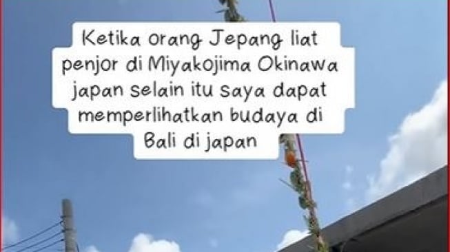 Reaksi Warga Jepang Saat Lihat Penjor Galungan di Negaranya