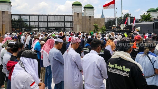 Massa dari sejumlah aliansi masyarakat menggelar salat jumat bersama saat Aksi Gema 0103 di Depan Gedung DPR RI, Jakarta, Jumat (1/3/2024). [Suara.com/Alfian Winanto]