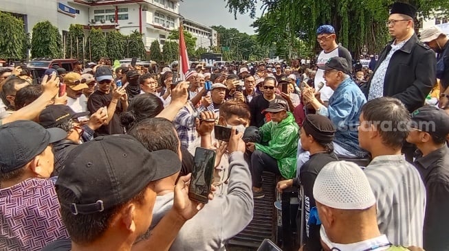 Tokoh Mega Bintang Mudrick Sangidu Ikut Aksi Demo di depan Kantor Gibran, Tuntut Makzulkan Jokowi