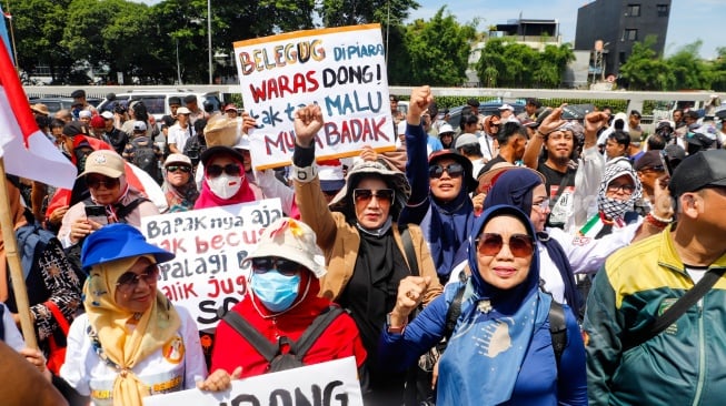 Massa dari sejumlah elemen masyarakat melakukan unjuk rasa saat Aksi Gema 0103 di Depan Gedung DPR RI, Jakarta, Jumat (1/3/2024). [Suara.com/Alfian Winanto]