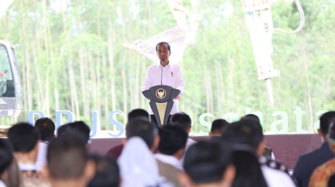 Presiden Joko Widodo saat melakukan peletakan batu pertama pembangunan Gedung BPJS Kesehatan di IKN, Kalimantan Timur, Jumat (1/3/2024). ANTARA/Muhammad Solih Januar