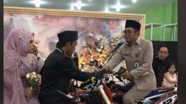 Anti Mainstream, Aksi Pengantin Ijab Qobul di Atas Motor Trail: Sakinah, Mawaddah, Warwewor