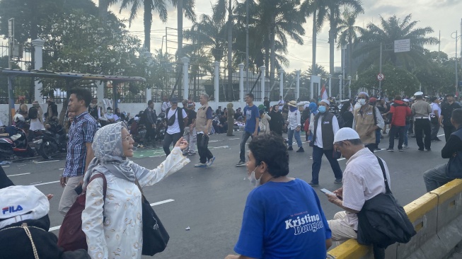 Penampakan massa Front Rakyat Semesta (FRS) yang berunjuk rasa di depan gedung DPR RI akhirnya membubarkan diri. (Suara.com/Faqih)